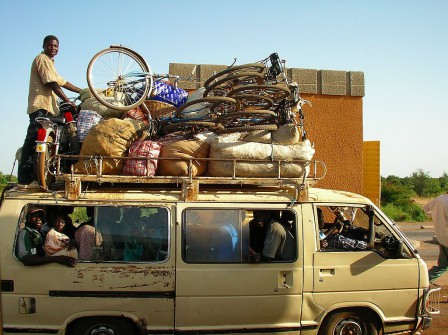 RALL 2004 de Ouagadougou - Chargement sur un minibus
