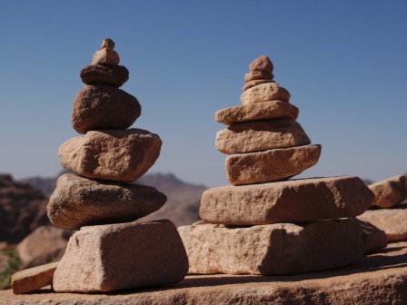 Exemple de cairns ... ceux-ci sont visibles :)